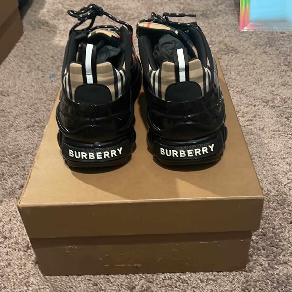 Burberry- Red/Archive beige - Picture 2 of 3